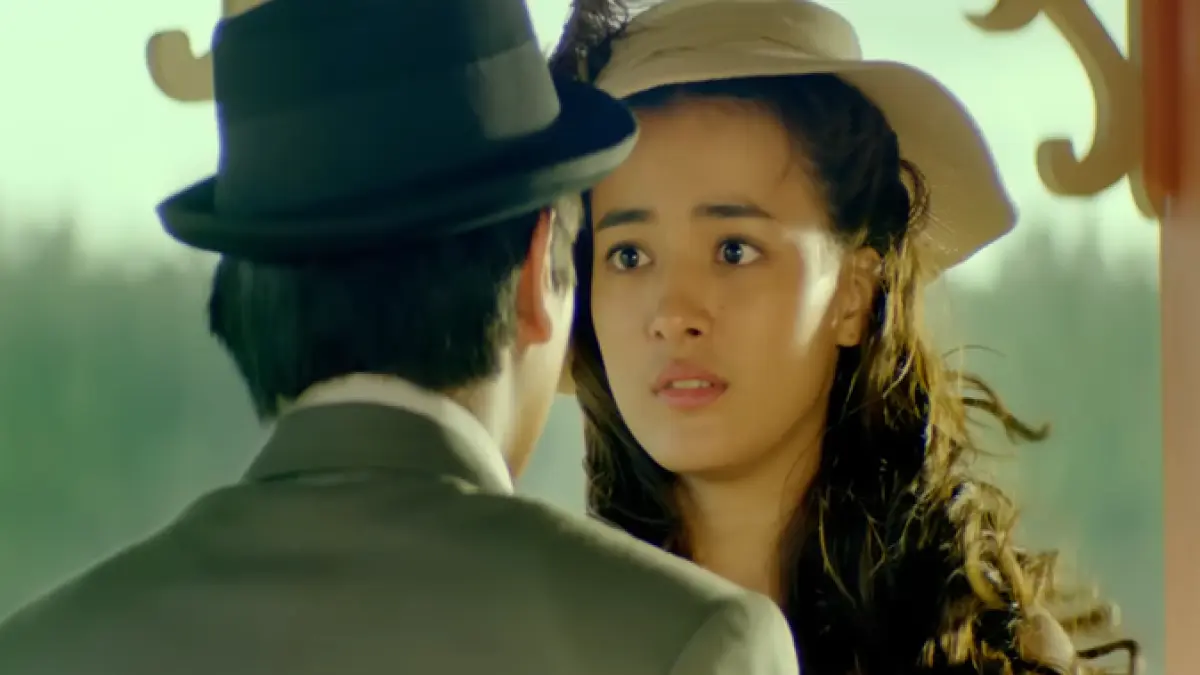 Minke dan Annelies dalam film Bumi Manusia (Falcon Pictures)