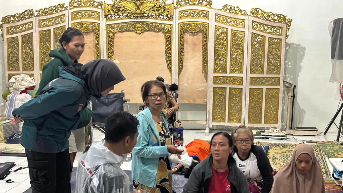 TANGGAP : Wakil Wali Kota Solo, Astrid Widayani meninjau warga yang terdampak banjir Selasa (14/4) malam. (Dok. Pemkot)