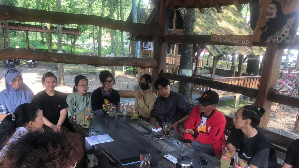 Wawancara Mahasiswa Prodi Teater dengan pak Lurah Joko Sunarso (DOK. Teater Wirasana)