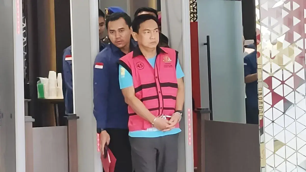 Ketua Ombudsman RI periode 2026-2031 Hery Susanto digiring petugas usai ditetapkan sebagai tersangka kasus dugaan tindak pidana korupsi dalam kegiatan tata kelola usaha pertambangan nikel tahun 2013-2025 di Gedung Jampidsus Kejagung, Jakarta, Kamis (16/4/2026). (ANTARA/Nadia Putri Rahmani)
