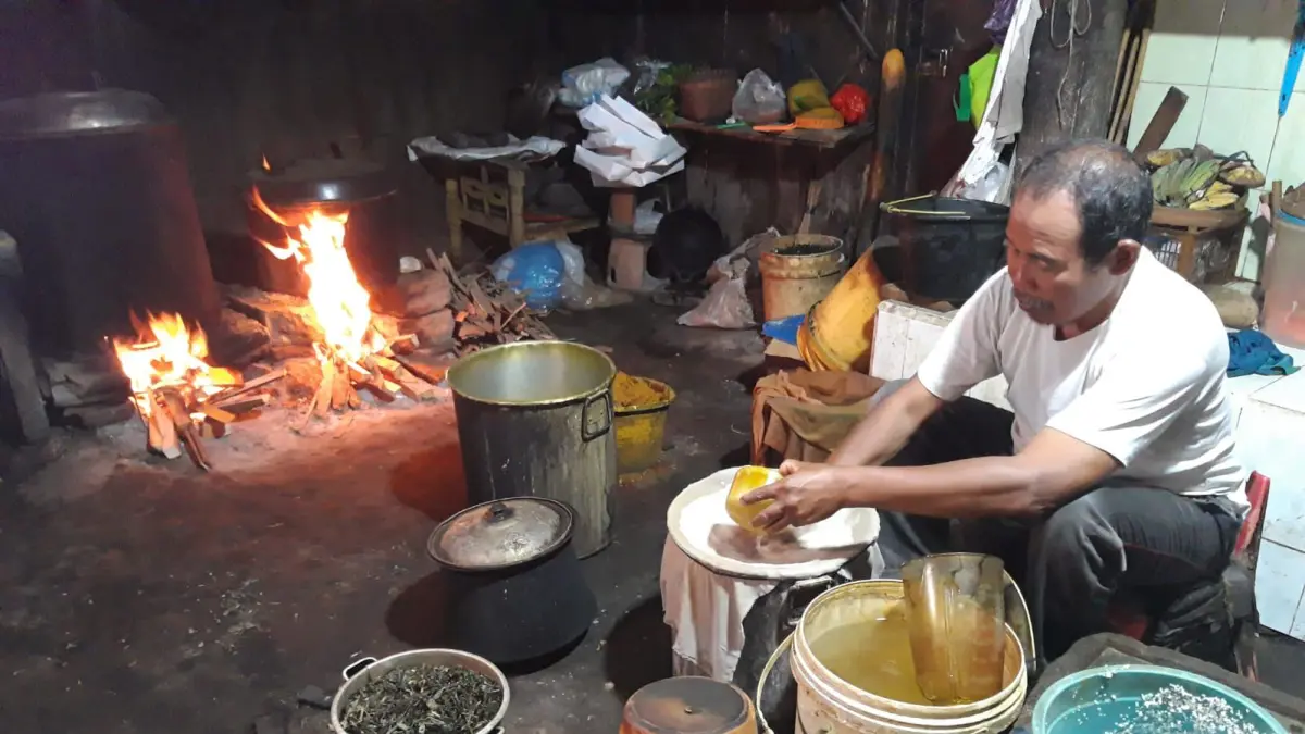 CEKATAN : Hadi, penjual jamu tradisional Boyolali, sedang meracik jamu. (ISTIMEWA)