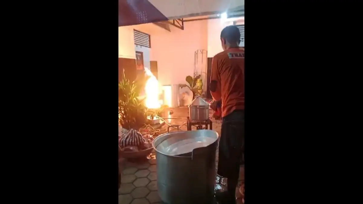 Dapur umum banjir di Grogol Sukoharjo sempat meleduk saat memasak 2.500 porsi makanan. (IST)