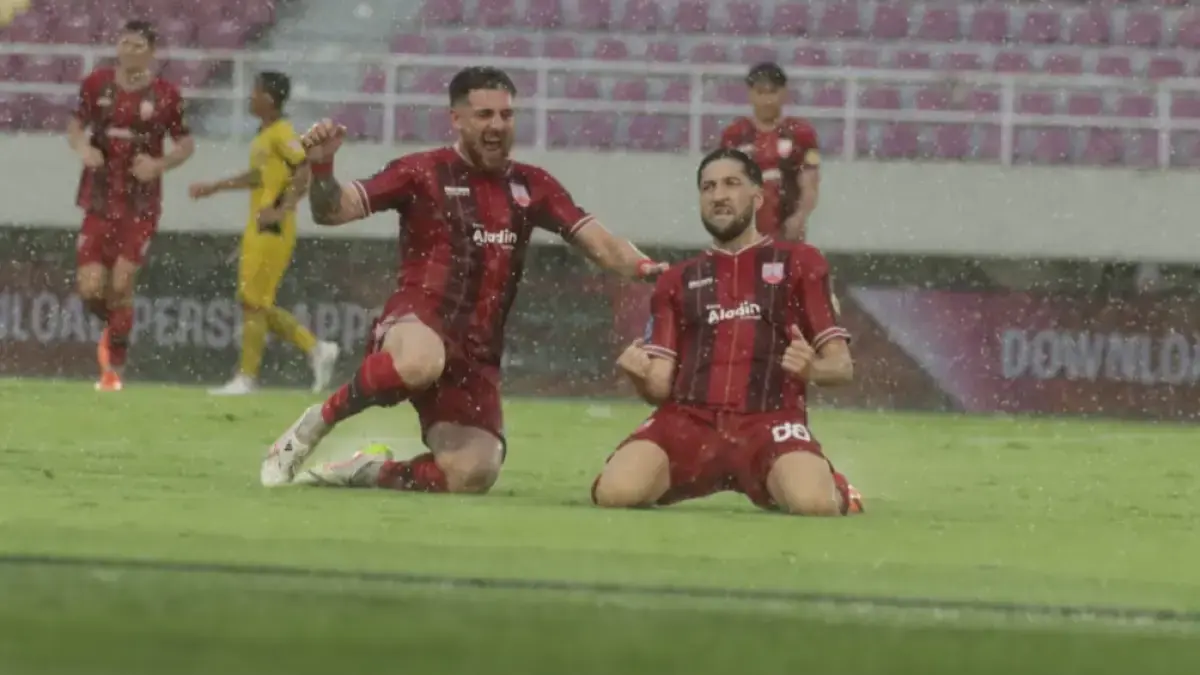 Gol Miroslav Maricic ke gawang Semen Padang ikut membawa Persis Solo menang di Stadion Manahan, Minggu (12/4/2026). (M. IHSAN/RADAR SOLO)