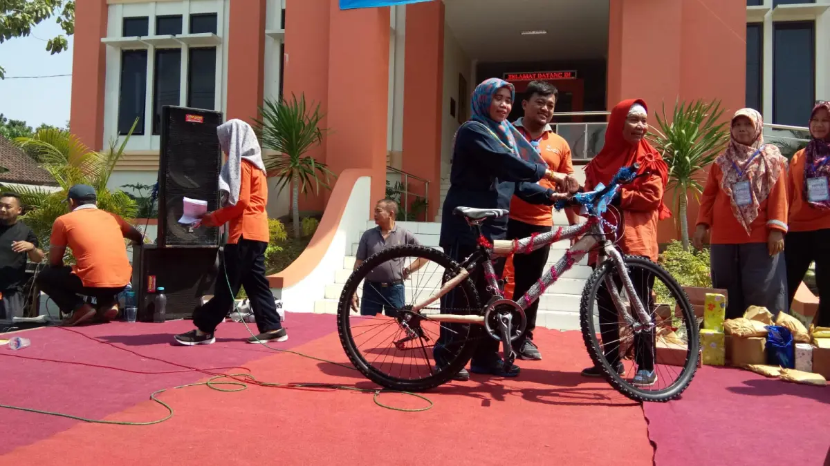 KRITISI : Wacana efisiensi Bahan Bakar Minyak (BBM) di Kabupaten Sragen melalui gerakan bersepeda ke kantor menuai sorotan. (AHMAD KAERUDIN/SOLOBALAPAN.COM)