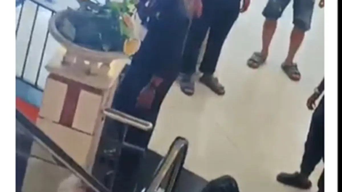 NAAS : Seorang anak 6 tahun terjepit eskalator di Neo Solo Grand Mall, Solo. Insiden terjadi saat korban bersama ibunya, diduga kaki melewati garis kuning pembatas. (ist)