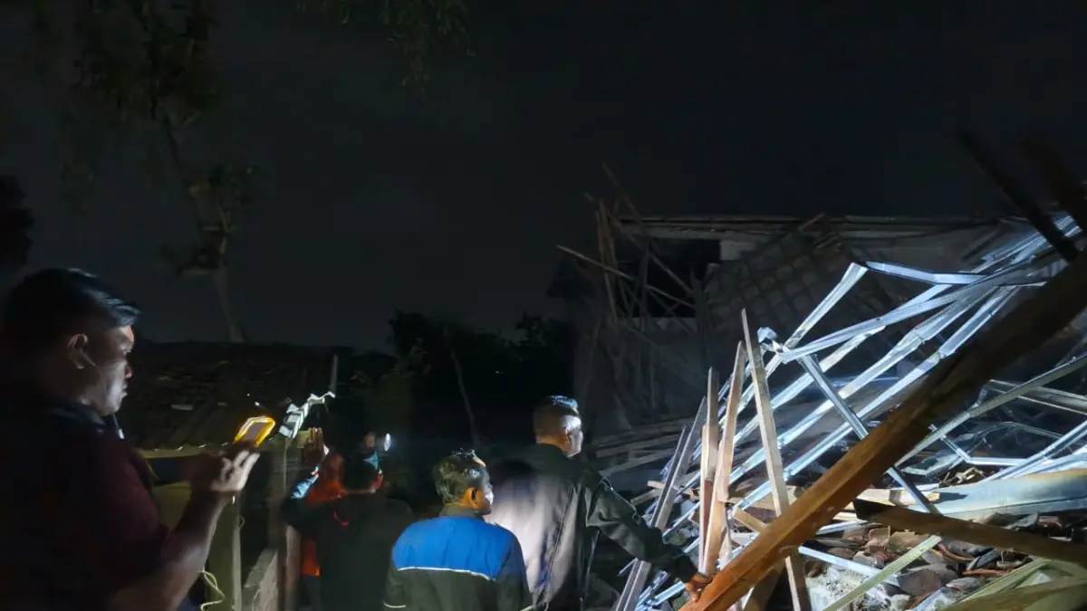 TRAGEDI : Balai Dusun Pendem di Wonogiri roboh menimpa lima warga. Satu orang meninggal dunia. (ISTIMEWA)