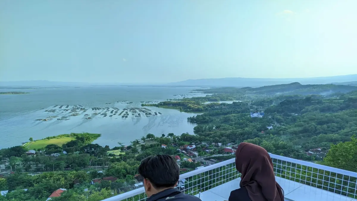 HEALING : Pengunjung sedang menikmati panorama Waduk Gajah Mungkur dari ketinggian Desa Sendang Wonogiri. (IWAN ADI LUHUNG/SOLOBALAPAN.COM)