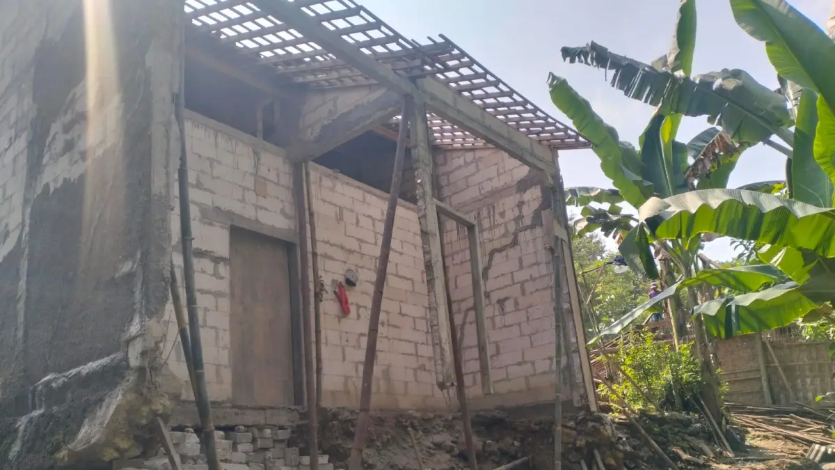 Longsor di Desa Kalikobok, Sragen, membuat tanah ambles hingga 2 meter. (AHMAD KHAIRUDIN/SOLOBALAPAN.COM)