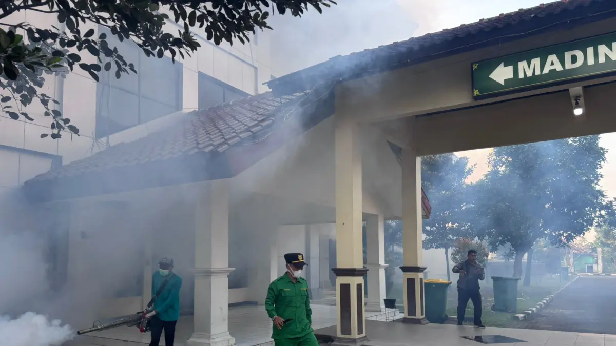 PENCEGAHAN: PPIH bidang kesehatan melakukan fogging guna menekan potensi penularan penyakit. (ARIEF BUDIMAN/SOLOBALAPAN.COM)