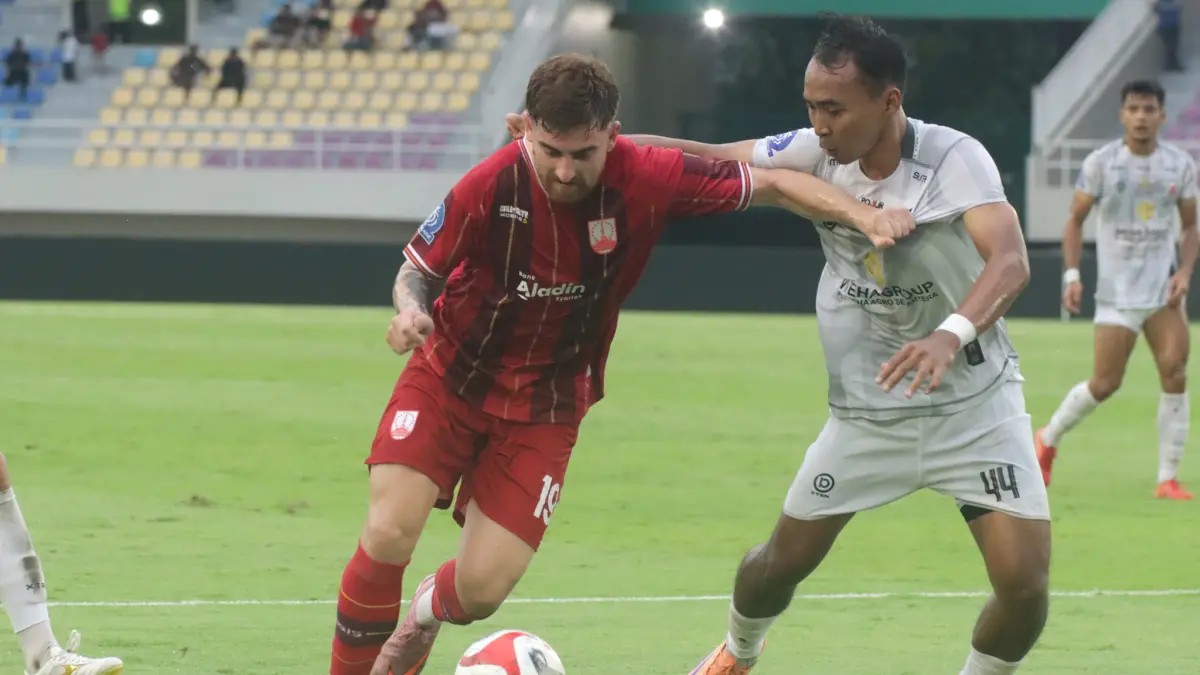 Striker Persis Solo Dejan Tumbas melawan Madura United di Stadion Manahan, Jumat (13/2/2026). (M. Ihsan/ Radar Solo)