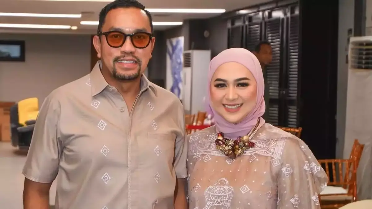 Ahmad Sahroni dan istri. (Instagram @ahmadsahroni88)