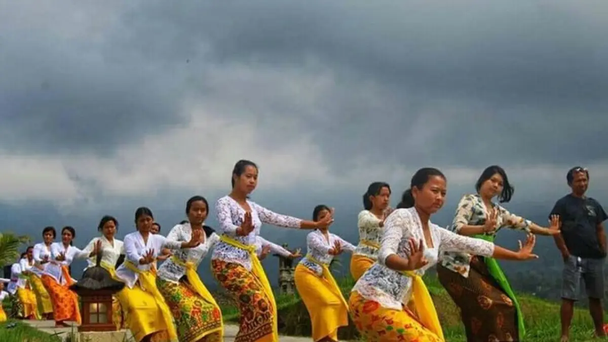 Ibu-ibu di Bali menari. (From: Pinterest)