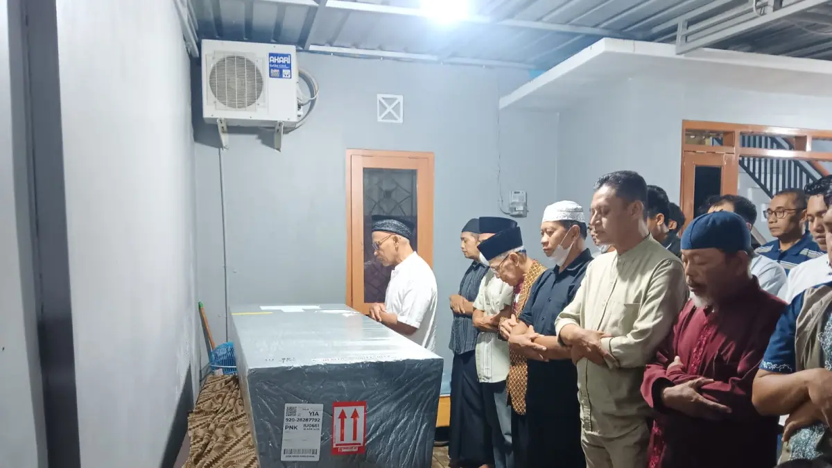 Jenazah korban jatuhnya Helikopter Airbus H130 disalatkan di rumah duka Sabtu (18/4). (ANGGA PURENDA/SOLOBALAPAN.COM)