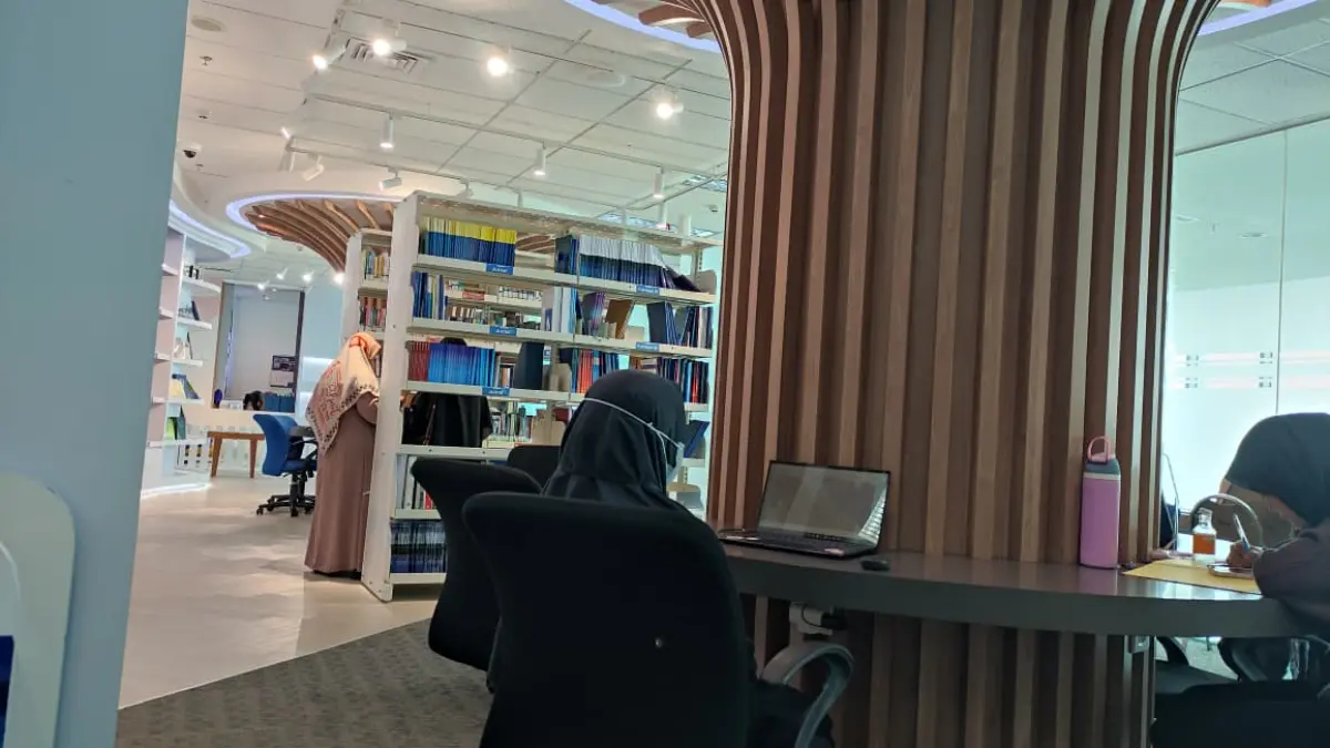NYAMAN : Perpustakaan Bank Indonesia Solo ini menjadi wisata edukasi favorit. (LUTFIANA SEKAR/SOLOBALAPAN.COM)
