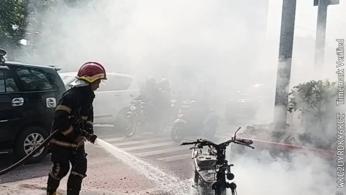 Sepeda motor Yamaha Mio terbakar di depan Kantor Bupati Sukoharjo diduga akibat korsleting listrik. (Dok. Damkar Sukoharjo)