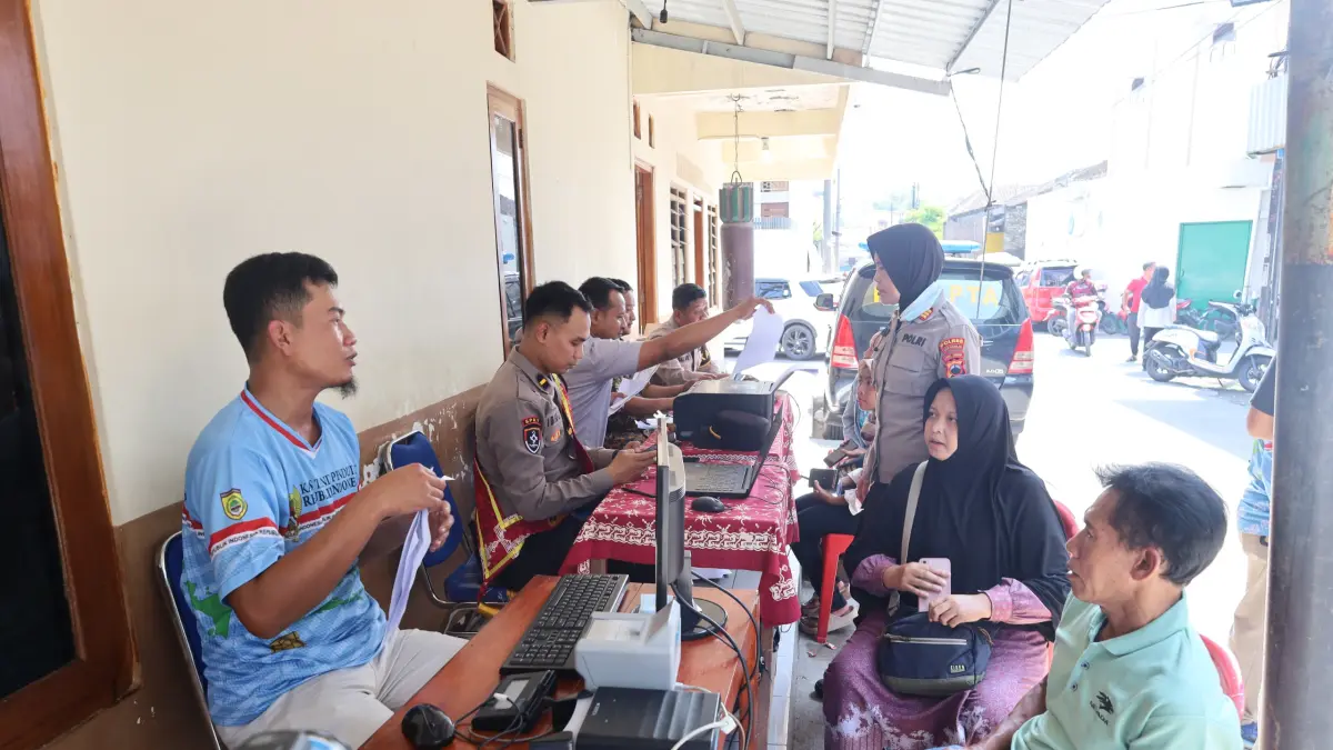 SIGAP : Polres Sukoharjo membuka layanan jemput bola di Madegondo untuk korban banjir. (IWAN KAWUL/SOLOBALAPAN.COM)