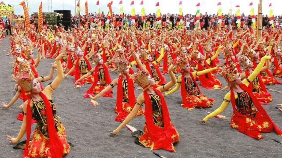 Tari Gandrung menjadi ikon khas Kota Banyuwangi. (From: Pinterest)