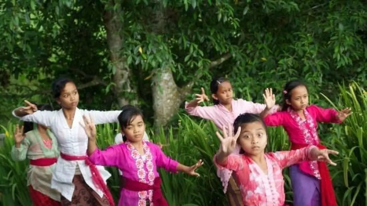 Anak-anak di Bali belajar menari. (From: Pinterest)
