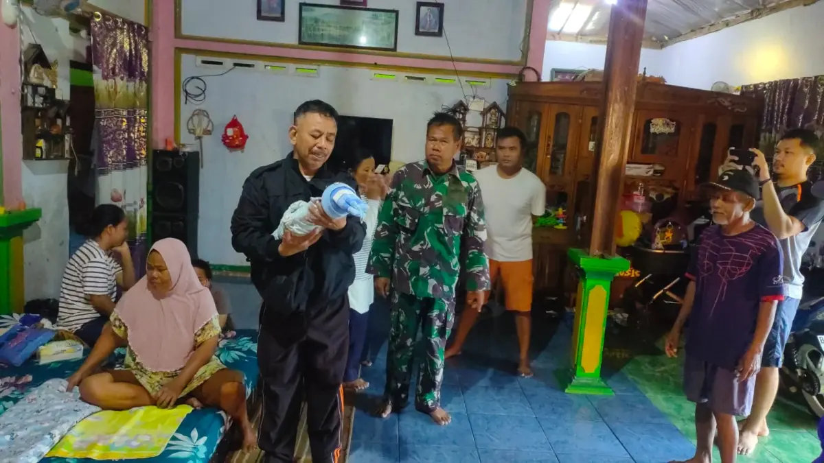 Bayi perempuan ditemukan di depan rumah warga Desa Plesen, Nguter. (IWAN KAWUL/SOLOBALAPAN.COM)