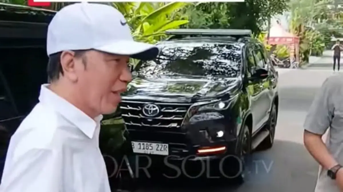Jokowi menemui warga di depan kediamannya. (DAMIANUS BRAM/SOLOBALAPAN.COM)