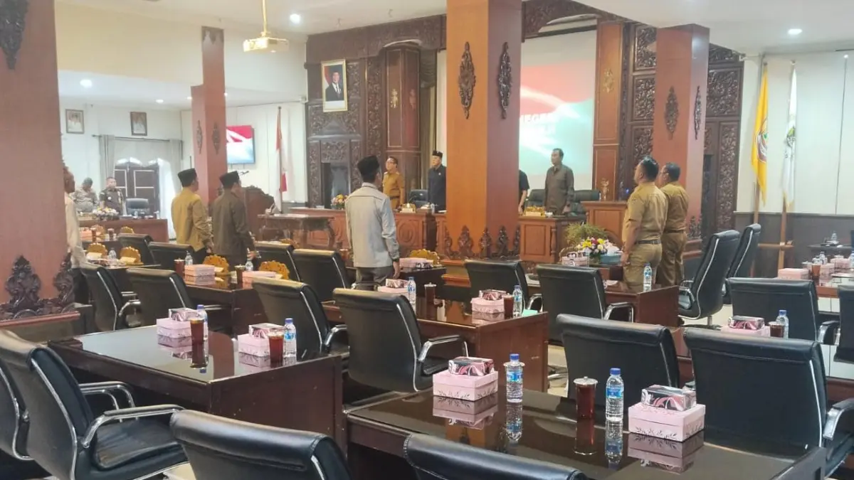 MLOMPONG : Rapat Paripurna LKPJ Bupati Karanganyar diwarnai banyak kursi kosong pejabat. (RUDI HARTONO/SOLOBALAPAN.COM)