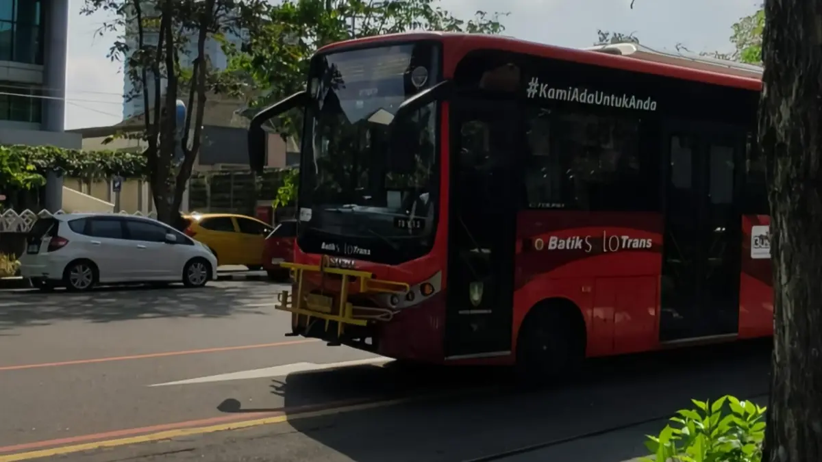 MURAH : Transportasi publik di Solo tetap menjadi andalan masyarakat, mulai dari BST, becak, hingga layanan online. (LUTFIANA SEKAR/SOLOBALAPAN.COM)