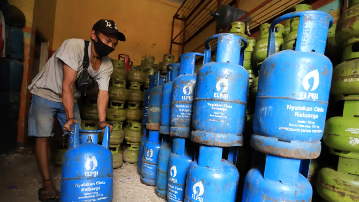 Pekerja menata tabung gas elpiji nonsubsidi di salah satu agen di kawasan Manggarai, Jakarta, Senin (28/2/2022). PT Pertamina Patra Niaga resmi menaikan harga LPG non subsidi. (Jawapos)