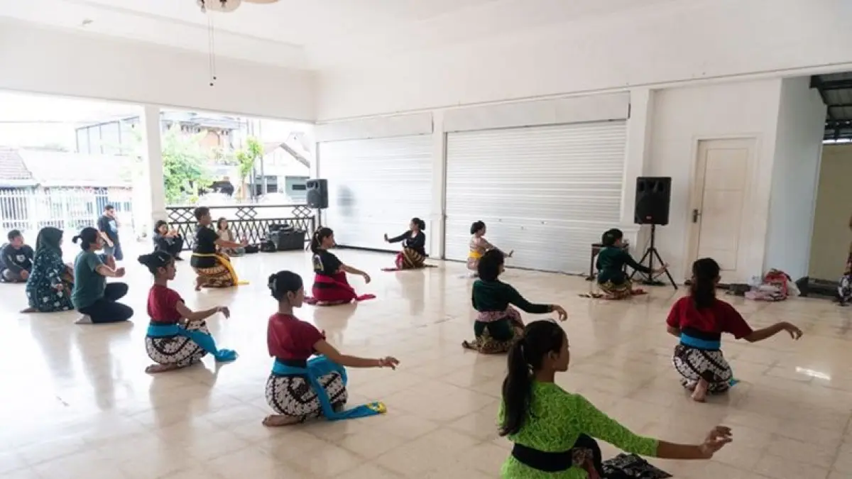 Pembelajaran tari tradisi pada remaja. (From: Pinterest)