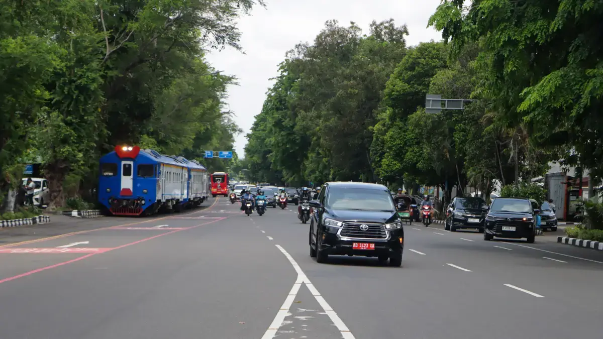 RINDANG : Jalan Slamet Riyadi Solo menjadi salah satu spot melepas penat secara gratis. (Dok. Raso)