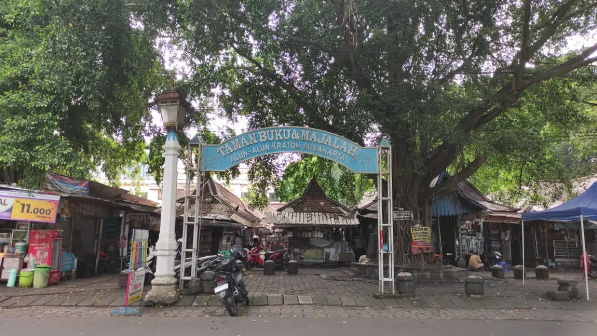 Taman Buku Alun-Alun Utara Solo jadi destinasi wisata literasi dengan buku murah. (Luthfiana Sekar/solobalapan.com)