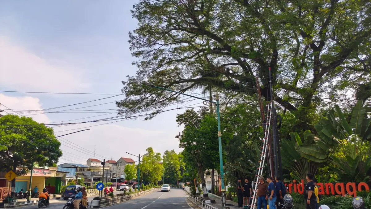 Insiden kabel internet menjuntai di Sragen yang mencelakai pasutri memicu sorotan terhadap tanggung jawab provider dan lemahnya pengawasan infrastruktur. (AHMAD KHAIRUDIN/SOLOBALAPAN.COM)