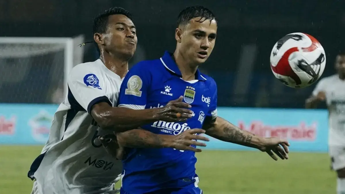 Eliano Reijnders pemain Persib Berjibaku melawan Arema FC. (IG @persib)
