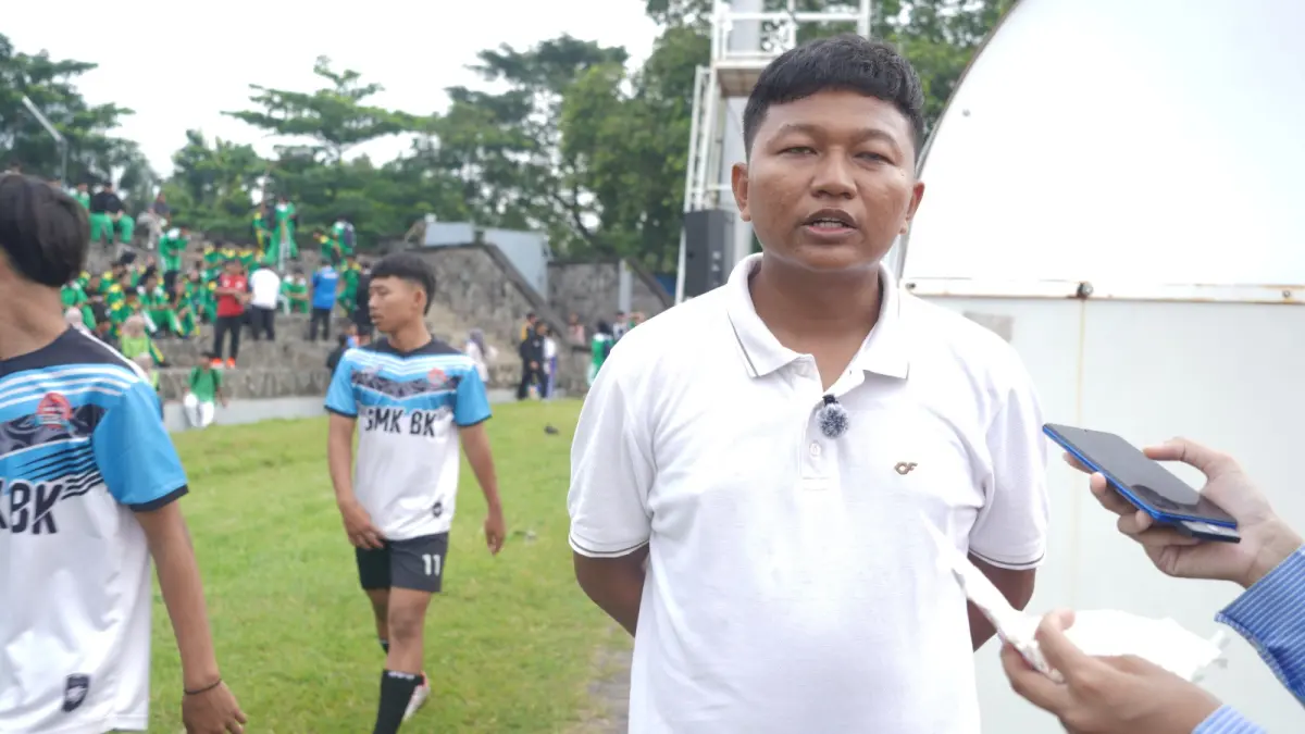 Faisal Edu Aditya, Pelatih sepak bola SMK Bhineka Karya Surakarta. (Lutfiana Sekar/solobalapan.com)