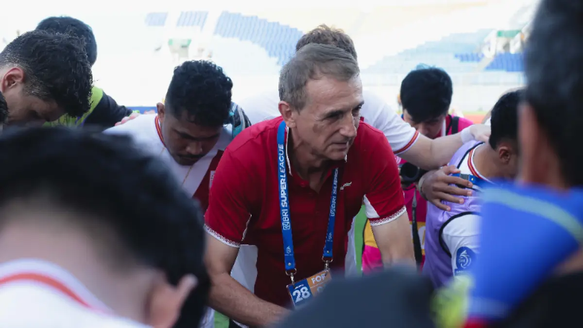  Milomir Seslija pelatih Persis Solo.