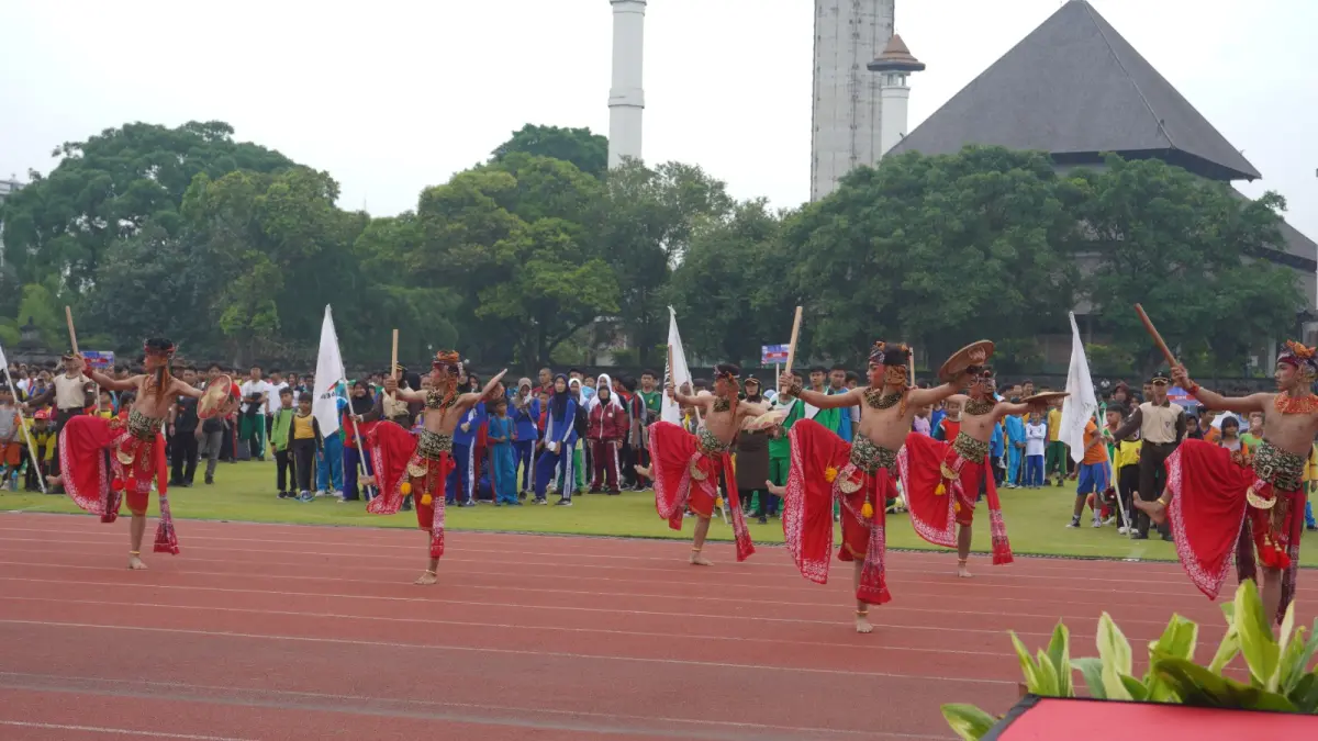 Pembukaan POPDA Surakarta 2026 dimeriahkan dengan penampilan tari Budho Yudho dari murid-murid SMKN 8. (Lutfiana Sekar/solobalapan.com)