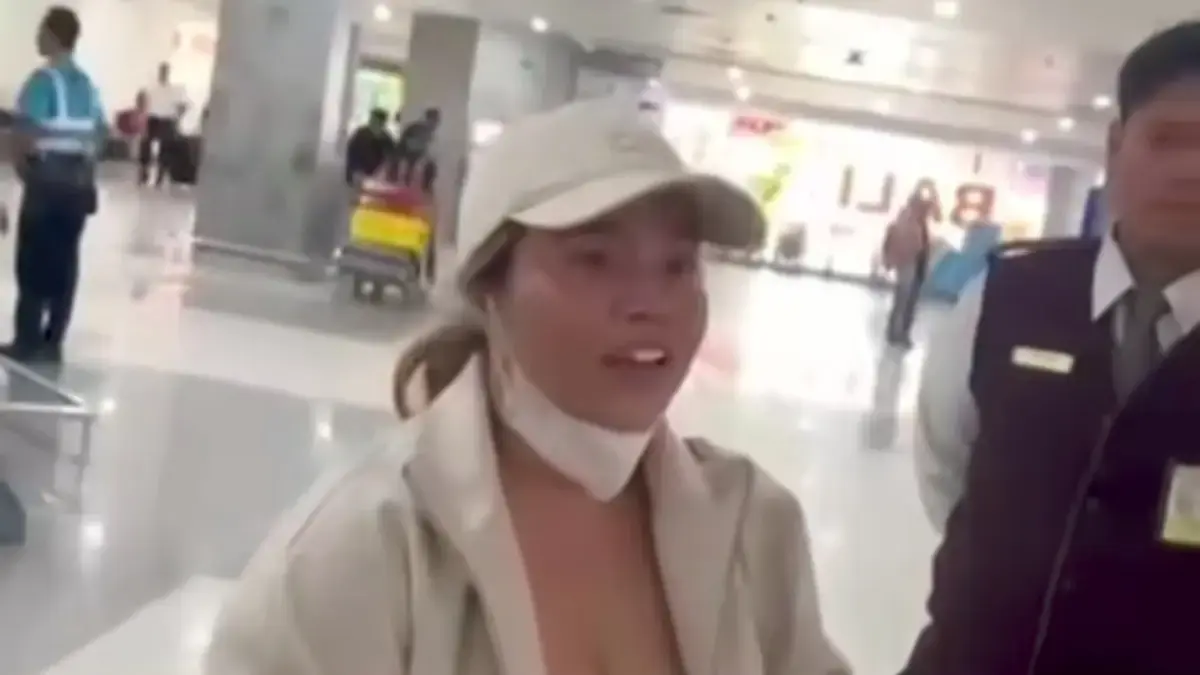 Sejumlah korban berhasil cegat bos arisan Twins_SJ, Saska J, saat akan berangkat ke Jepang bersama suaminya. (Radar Bali)