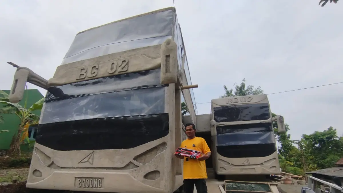 Supardi, warga Dusun Tandan, Desa Kopen, Kecamatan Jatipurno, menunjukkan bangunan rumah menyerupai bus miliknya. (Iwan Adi Luhung/solobalapan.com)