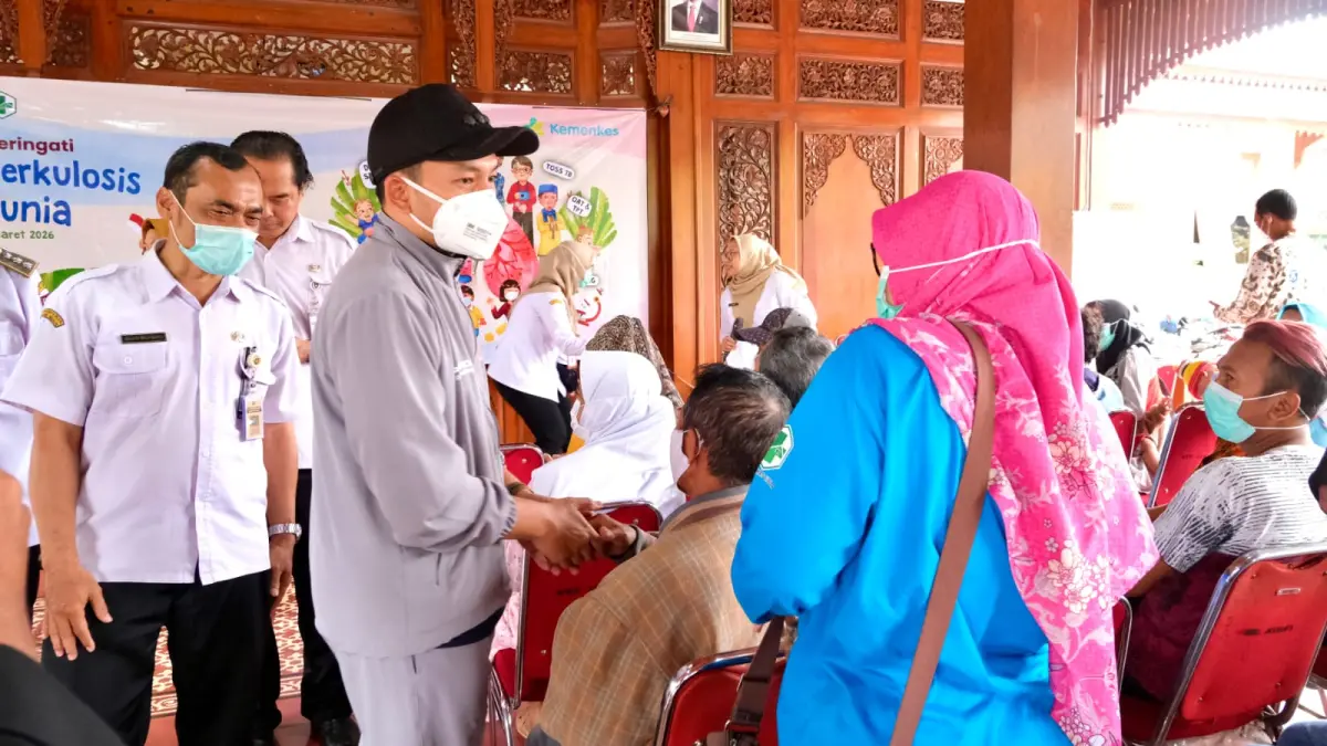 Wali Kota Surakarta Respati Ardi dalam kegiatan cek kesehatan gratis di wilayah Jebres Rabu (22/4).