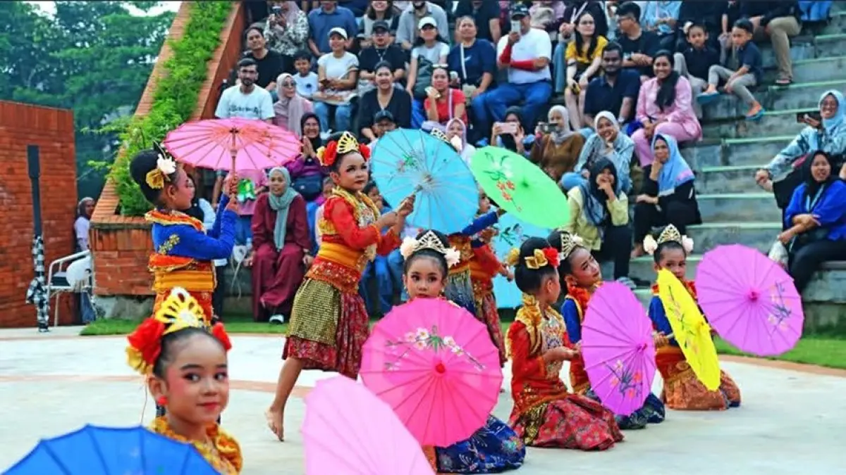 Anak-anak usia 7-10 tahun pentaskan Tari Payung. (Instagram: @padodo)