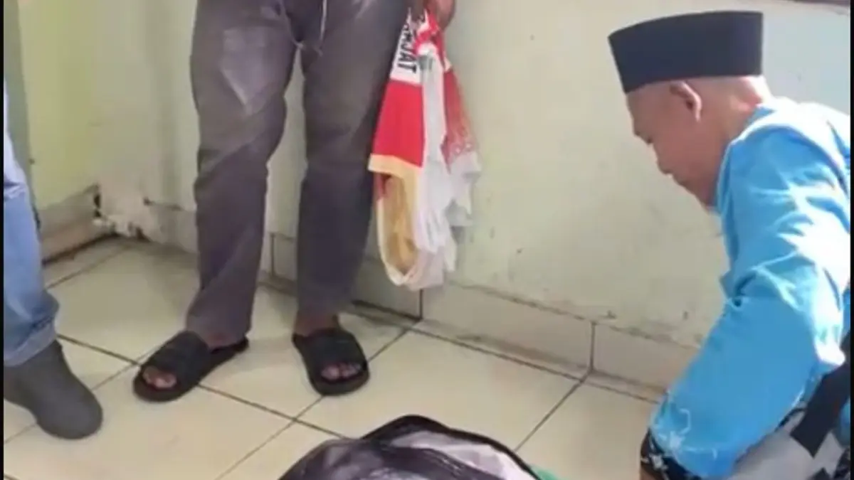 BONGKAR : PPIH Embarkasi Solo masih menemukan powerbank dalam koper jemaah haji. (IST)
