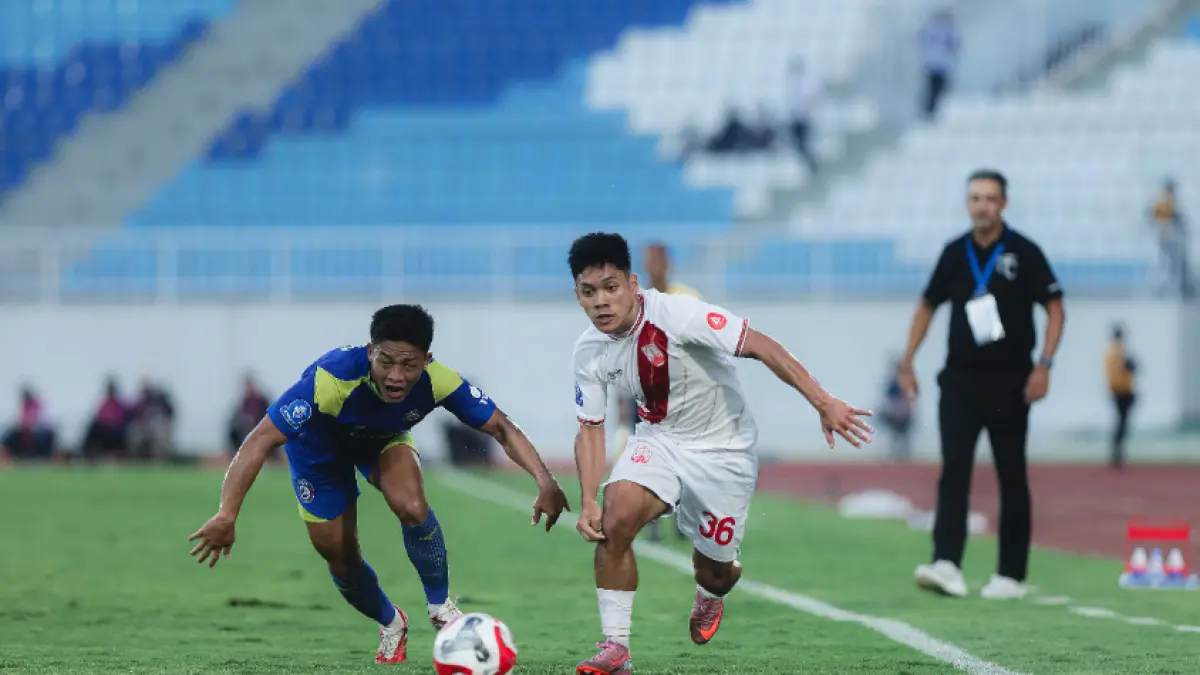 Pemain Muda Persis Solo Althaf Indie berebut bola dengan pemain muda Arema FC, Rio Fahmi.