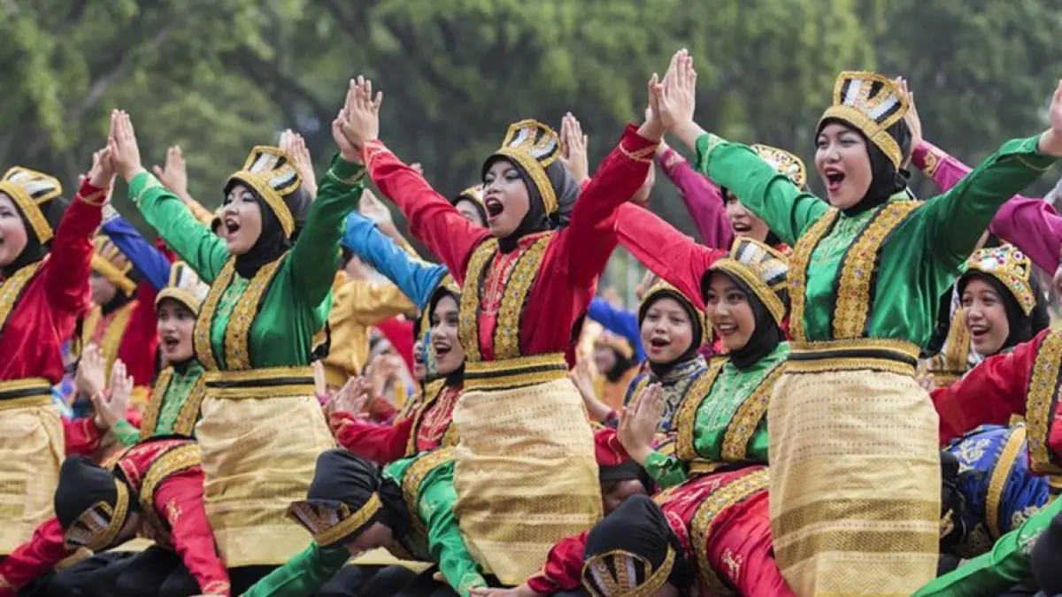 Tari Saman. (From: Pinterest)