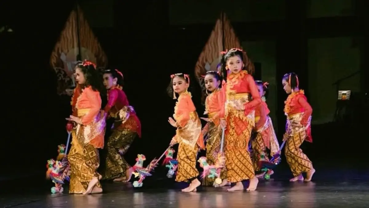 Tari Sepur Othok oleh siswi Kelas Anak Sanggar Greget Semarang. (DOK: Instagram @gregetsmg)