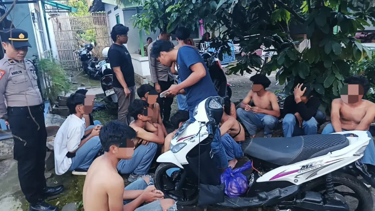 Belasan siswa SMKN 1 Mojosongo diamankan polisi usai terlibat tawuran di Boyolali. Mereka diduga dalam pengaruh minuman keras sebelum bentrokan terjadi. (Abdul Kofid Firnanda Putra)/Solobalapan.com)