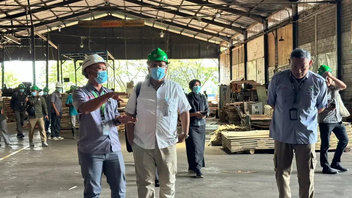 DISAMBUT BAIK: Penasihat Utama Menteri Kehutanan Silverius Oscar Unggul bersama Direktorat Jenderal PHL dan BPHL Wilayah VIII Surabaya mengunjungi PT Abhirama Kresna. (ISTIMEWA)