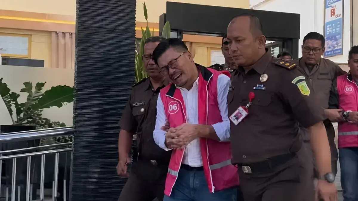 Ketua DPRD Magetan, Suratno, menangis saat digiring penyidik Kejaksaan menuju mobil tahanan usai ditetapkan sebagai tersangka korupsi dana hibah.(Instagram via Radar Palu)