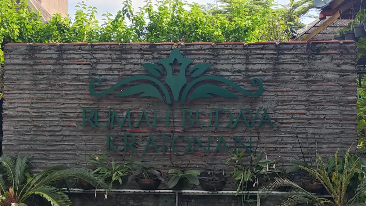 Rumah Budaya Kratonan menjadi salah satu ruang edukasi yang menawarkan suasana berbeda di tengah hiruk pikuk kota. (Lutfiana Sekar/solobalapan.com)