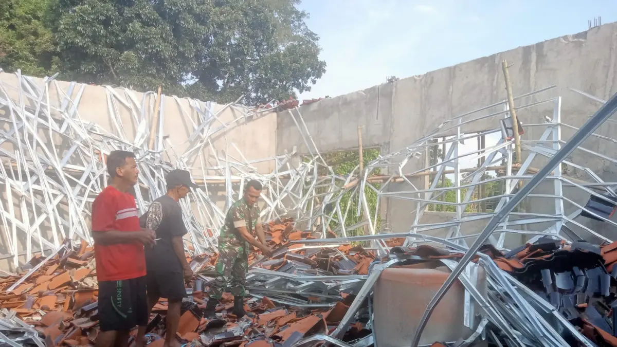 Gedung SMA Unggulan di Mondokan, Sragen ambruk saat proses pembangunan. (AHMAD KAIRUDIN/SOLOBALAPAN.COM)