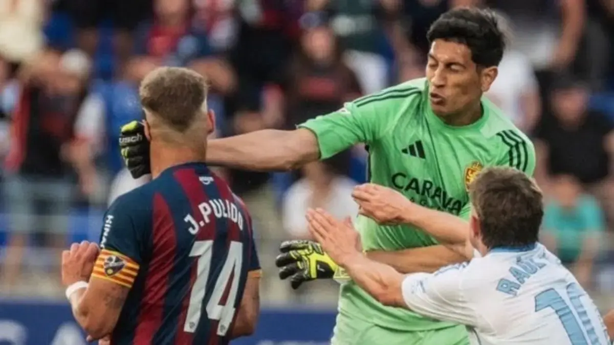 Kiper Zaragoza pukul kapten Huesca Jorge Pulido di Liga Spanyol. (X/@CUPID_FC)
