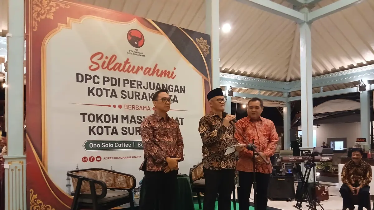 Ketua DPC PDIP Kota Solo Aria Bima saat memberikan sambutan dalam acara silaturahmi dengan tokoh masyarakat, tokoh agama dan media di Ono Solo, Senin (27/4).